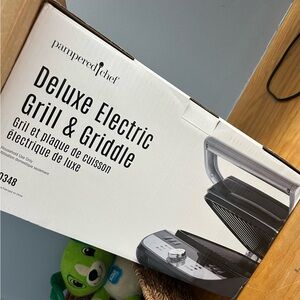 Pampered Chef Deluxe Grill & Griddle - Silver and Black brand new boxed
